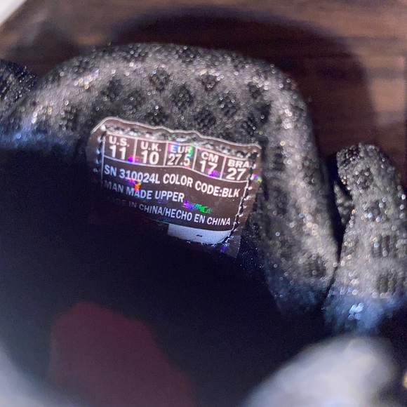 Gently used sneaker 11T in Black and white - Picture 6 of 6